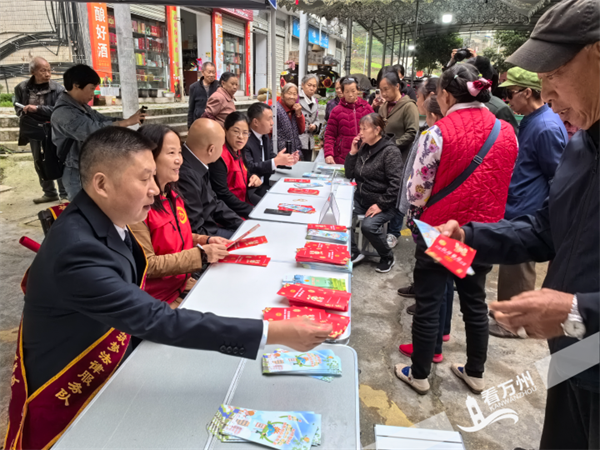 “渝事好商量 委员赶场帮你忙”走进铁峰乡