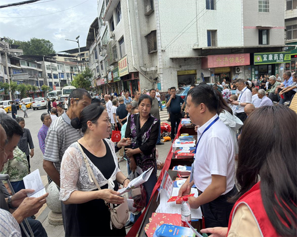 赶场律师在行动 送法下乡到熊家