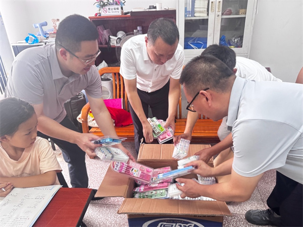 法暖乡野 爱润童心  -新盟律师在万州区燕山乡开展公益普法宣传活动