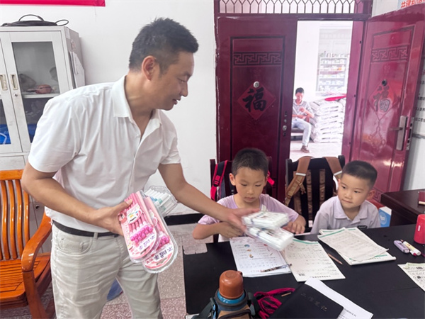 法暖乡野 爱润童心  -新盟律师在万州区燕山乡开展公益普法宣传活动