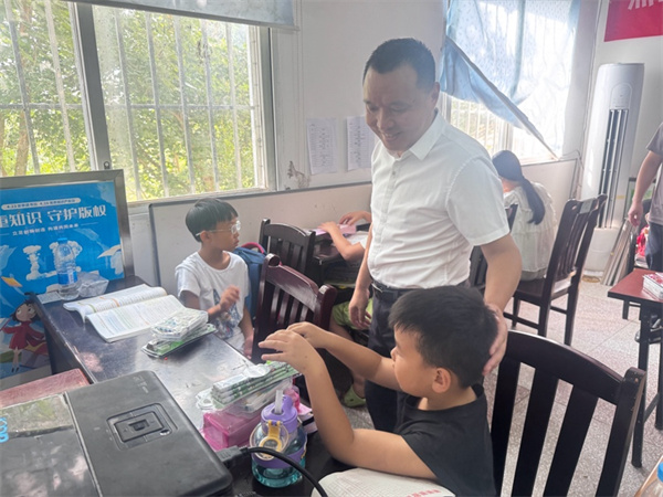 法暖乡野 爱润童心  -新盟律师在万州区燕山乡开展公益普法宣传活动